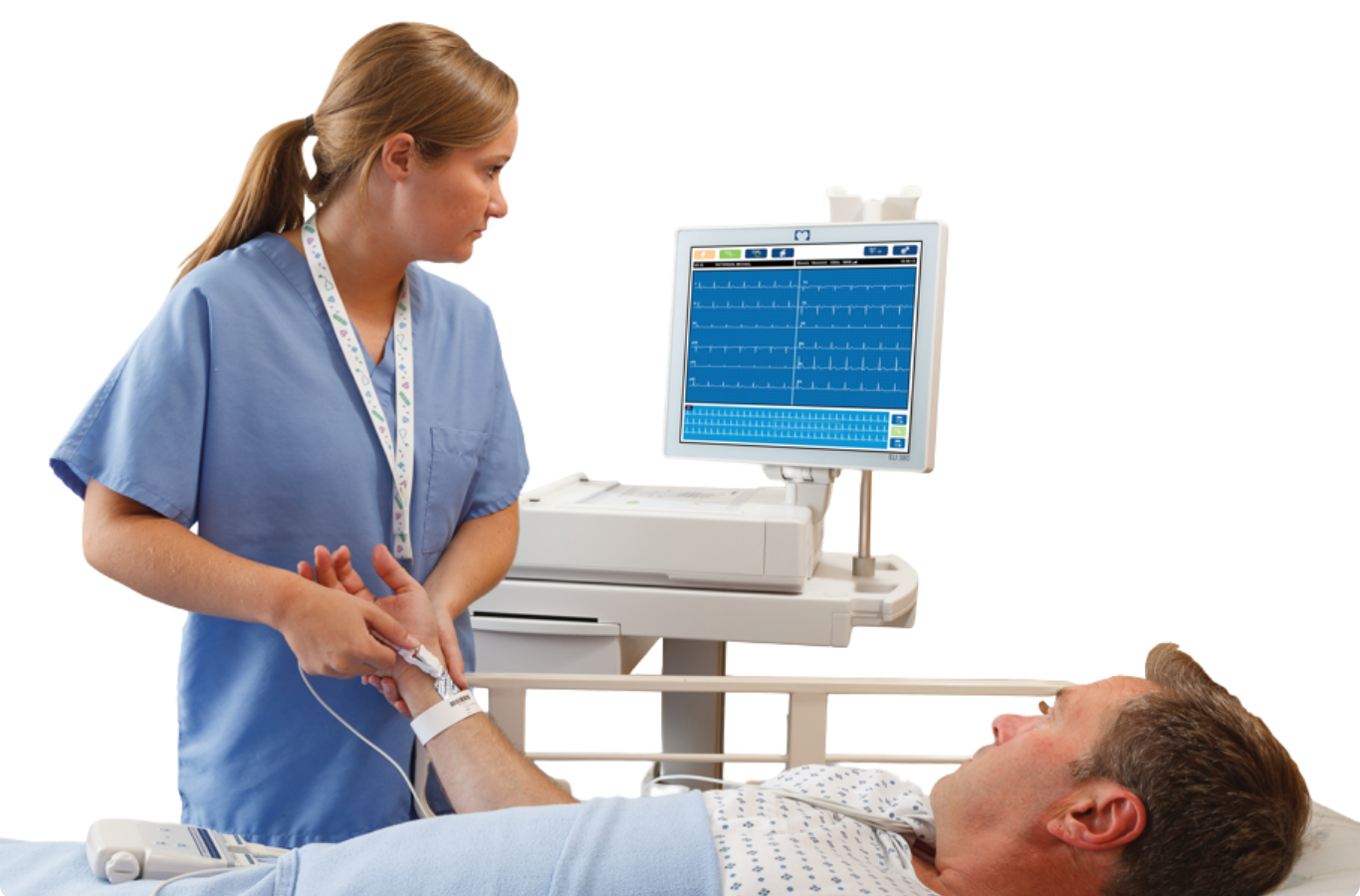 Técnica de ETECME realizando un electrocardiograma a un paciente