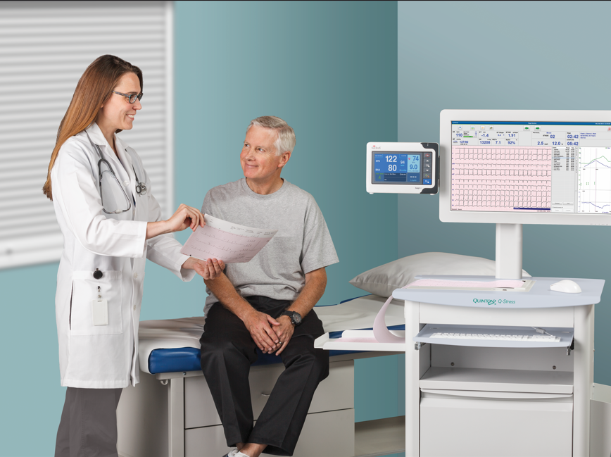 Médica explicando un electrocardiograma a un paciente