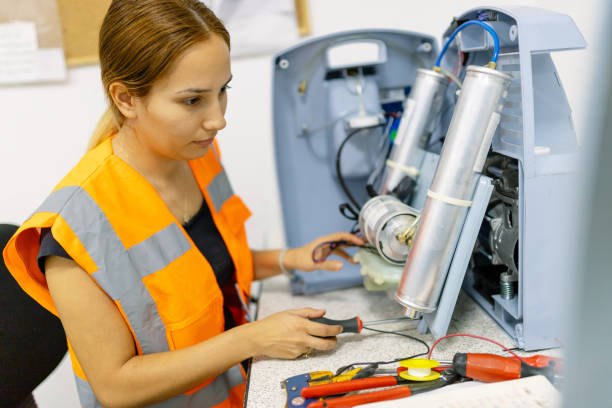 Técnica reparando un equipo médico